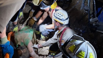 Continúa búsqueda entre escombros de personas desaparecidas tras derrumbe en Honduras