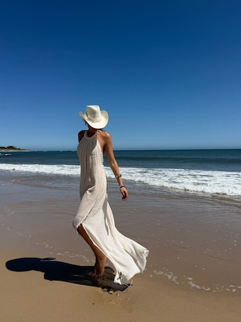 Pampita fusiona lo playero y lo rústico con un solero off-white y sombrero cowboy, reflejando la tendencia coastal cowgirl (@pampitaoficial)