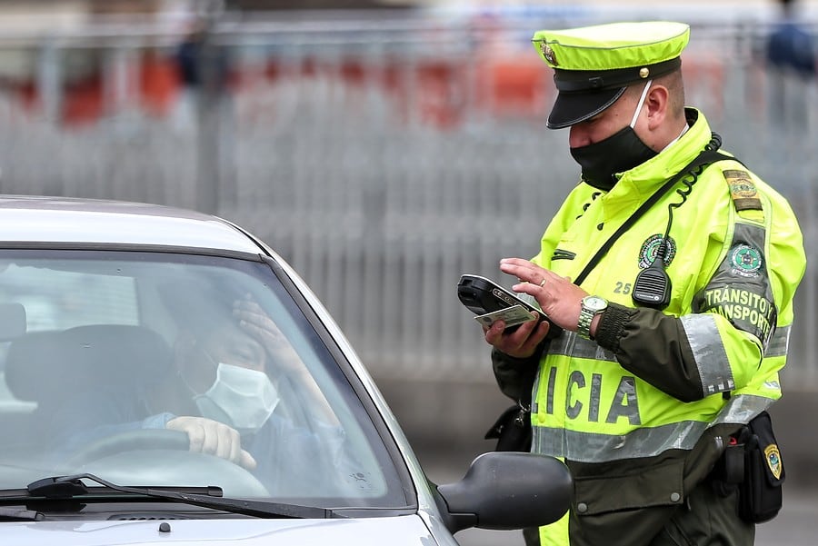 Los uniformados llegaron al lugar tras recibir la alerta de un ciudadano sobre el volcamiento del vehículo en la vía entre Miravalles y Rivera Alta. - crédito Colprensa - Álvaro Tavera (foto de referencia)