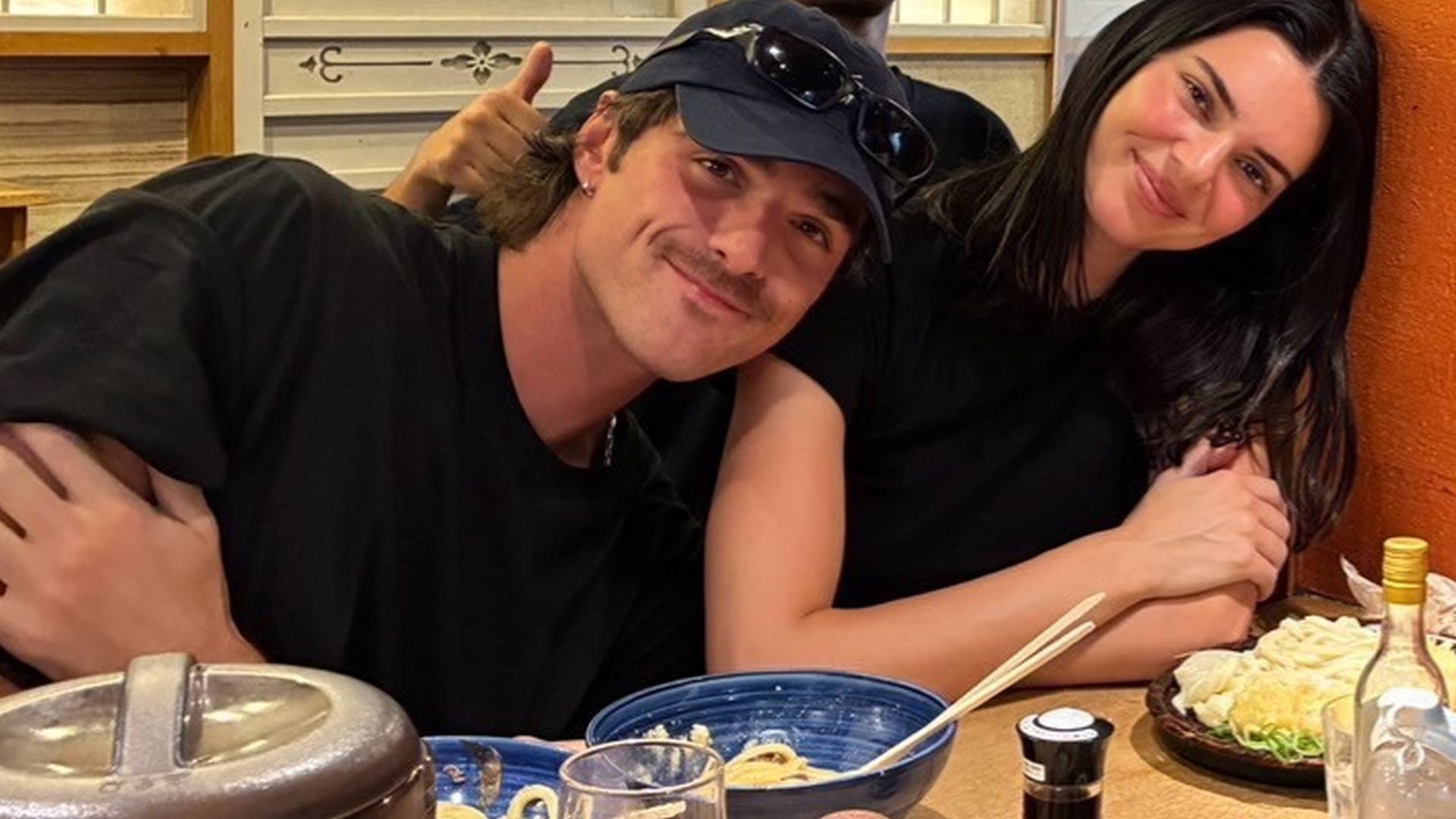 Kendall Jenner y Jacob Elordi consolidan una referencia estética contemporánea con apariciones medidas y bajo perfil (Instagram/@udon_shin.official)