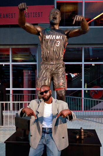 La estatua de Wade en Miami refleja su ferocidad en la cancha, pero generó críticas en redes sociales por el diseño (REUTERS)