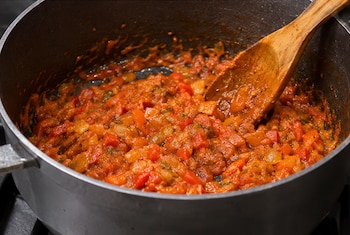 El sofrito de cebolla, ajo, ají dulce, zanahoria y tomate aporta la base de sabor y el aroma característico del arroz marinero - crédito VisualesIA