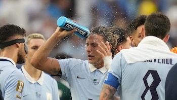 Las pausas de hidratación en el Mundial con las que la FIFA afirma que quiere blindar la salud de los futbolistas: ¿qué dice la ciencia?