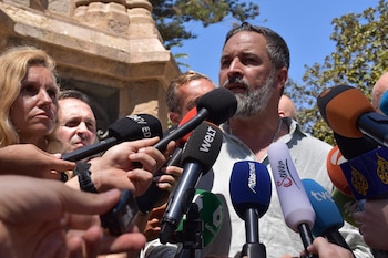 02/08/2026 El presidente de VOX, Santiago Abascal, atiende a los medios, en la plaza de África, a 2 de agosto de 2026, en Ceuta (España). El presidente de VOX se encuentra en Ceuta para abordar las consecuencias de la crisis migratoria.
POLITICA
Gabriela Sardá Núñez - Europa Press