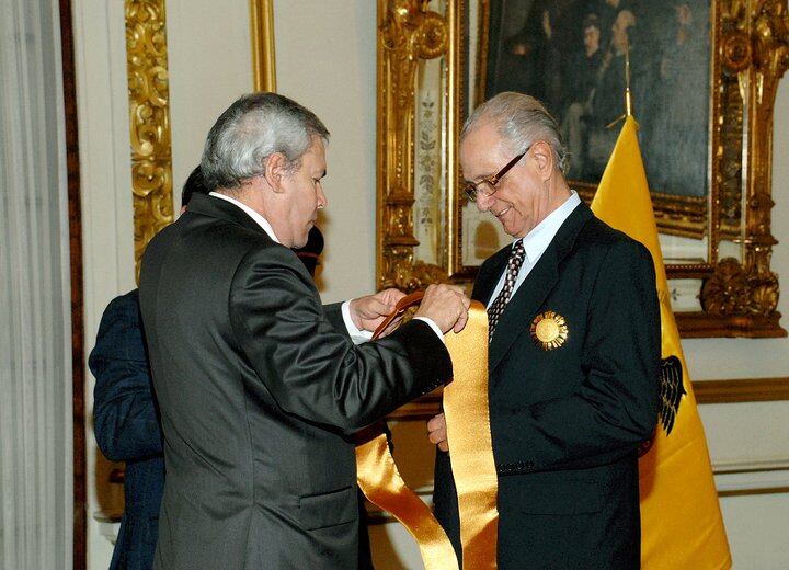 En el 2011 recibió un homenaje por sus 50 años de trayectoria en la Municipalidad de Lima y fue condecorado por el entonces alcalde Luis Castañeda Lossio. - Crédito: Facebook / Guillermo Rossini (Página Oficial)