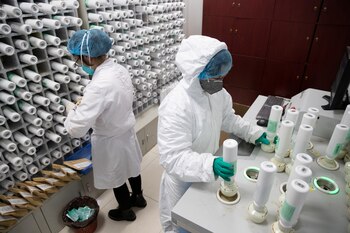 "Solo un comité de expertos puede decidir a quién se les permite utilizar los kits del análisis", le explicaron los médicos que sospechaban que tenía el COVID-19 (China Daily vía Reuters)