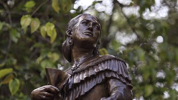 Develación de la escultura de