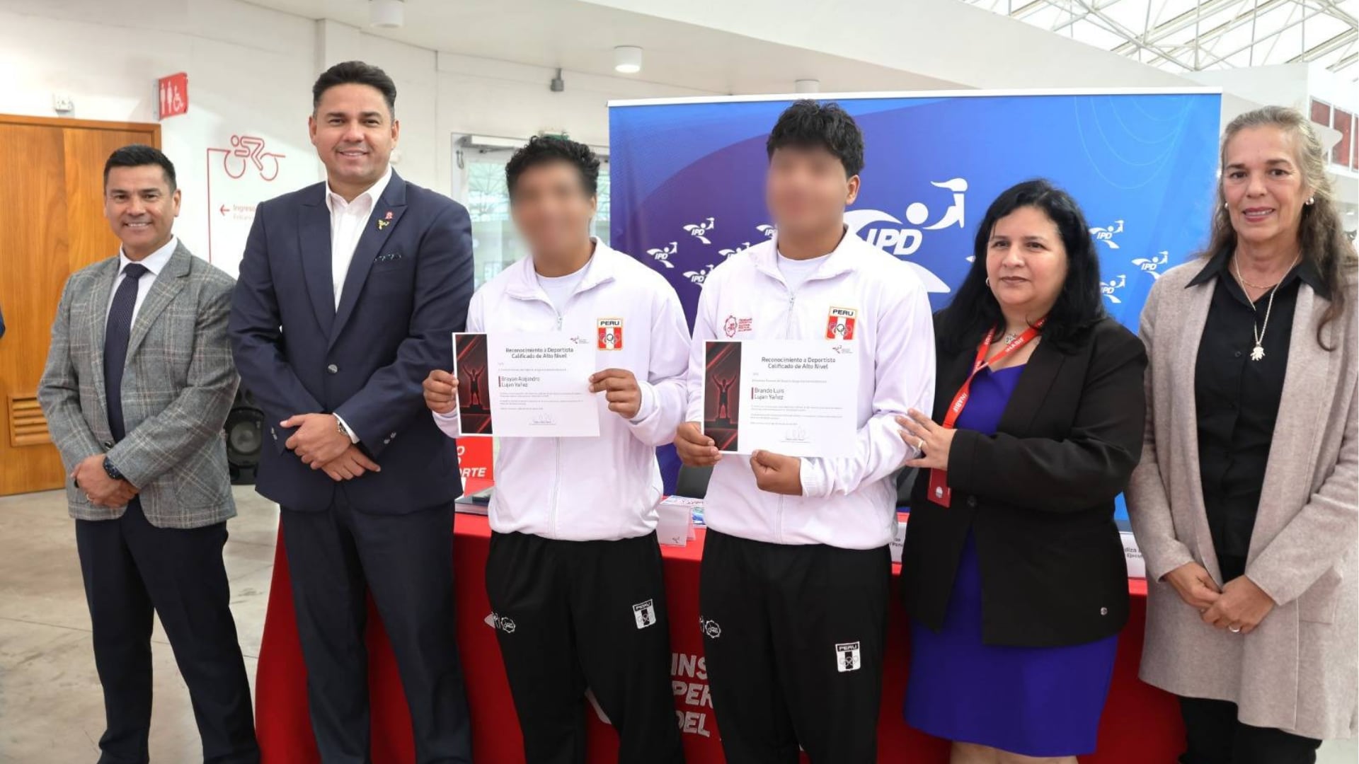Los hermanos Brando y Brayan Luján Yañez, deportistas de capoeira, reciben en Lima el reconocimiento del Instituto Peruano del Deporte como calificados de alto nivel. (INABIF)