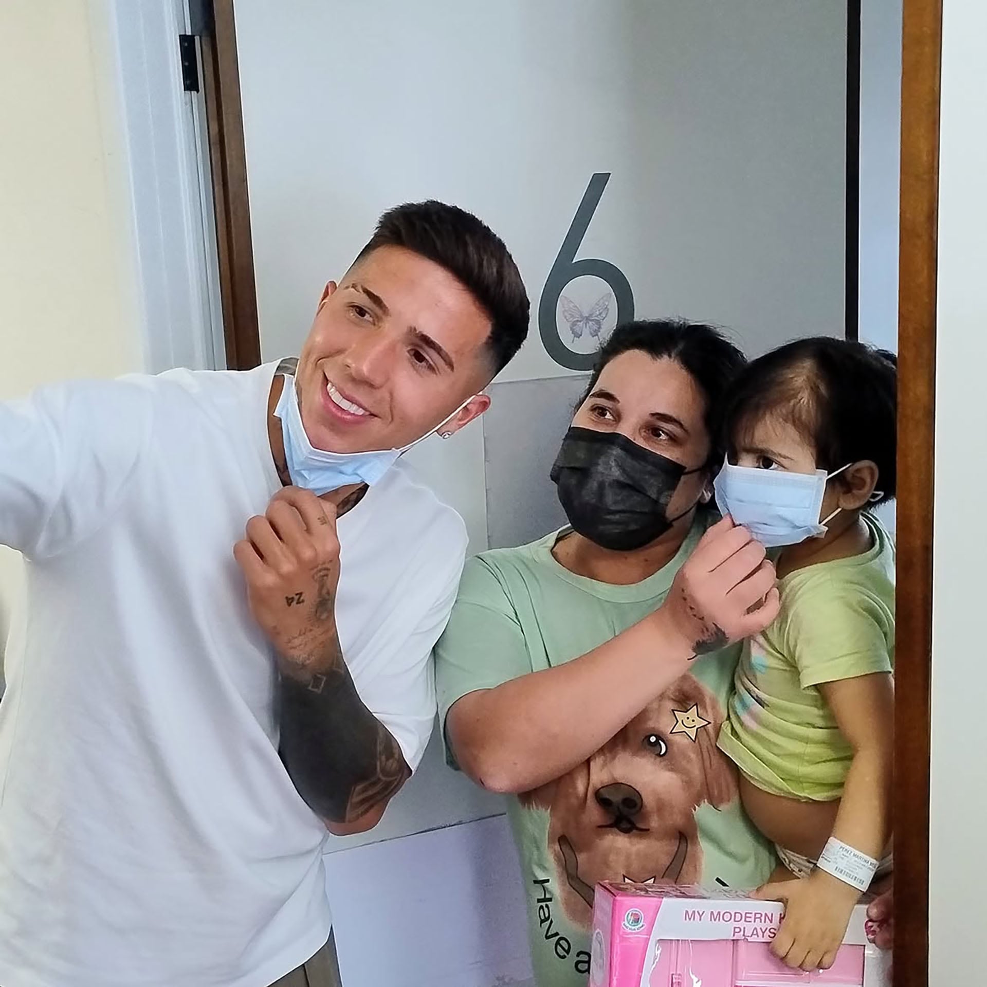 Fernández posa para una selfie junto a una mujer y una hija