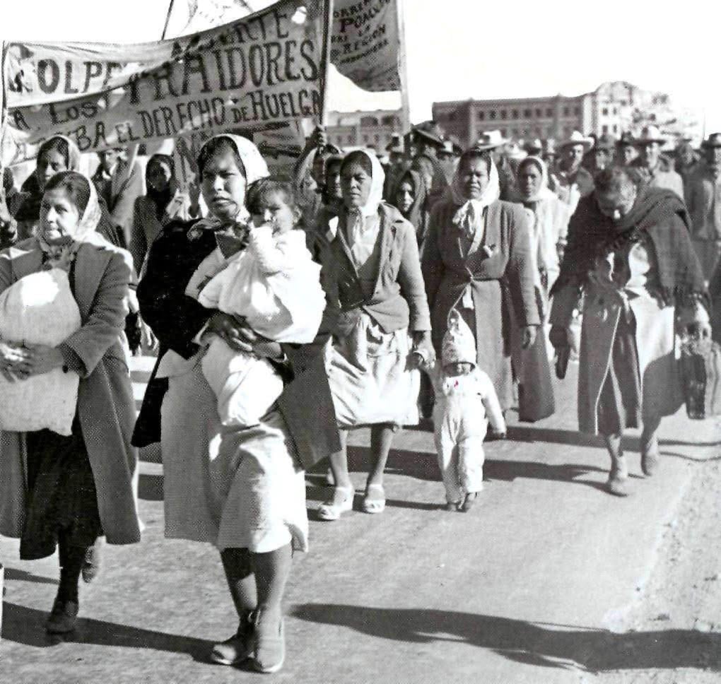 Mujeres y niños participan en la histórica Caravana del Hambre de 1951 en México, una movilización emblemática por la justicia social y los derechos laborales.