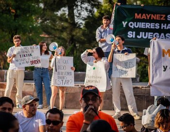 Los simpatizantes de Xóchitl Gálvez portaban pancartas en las cuales solicitaron a Álvarez Máynez su declinación