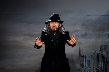 Yohji Yamamoto saluda al público tras su desfile Fall/Winter 2025-2026 en París. El diseñador japonés es uno de los referentes de la alta moda que rescató las tradiciones textiles populares y las llevó a las pasarelas (Foto: REUTERS/Sarah Meyssonnier)