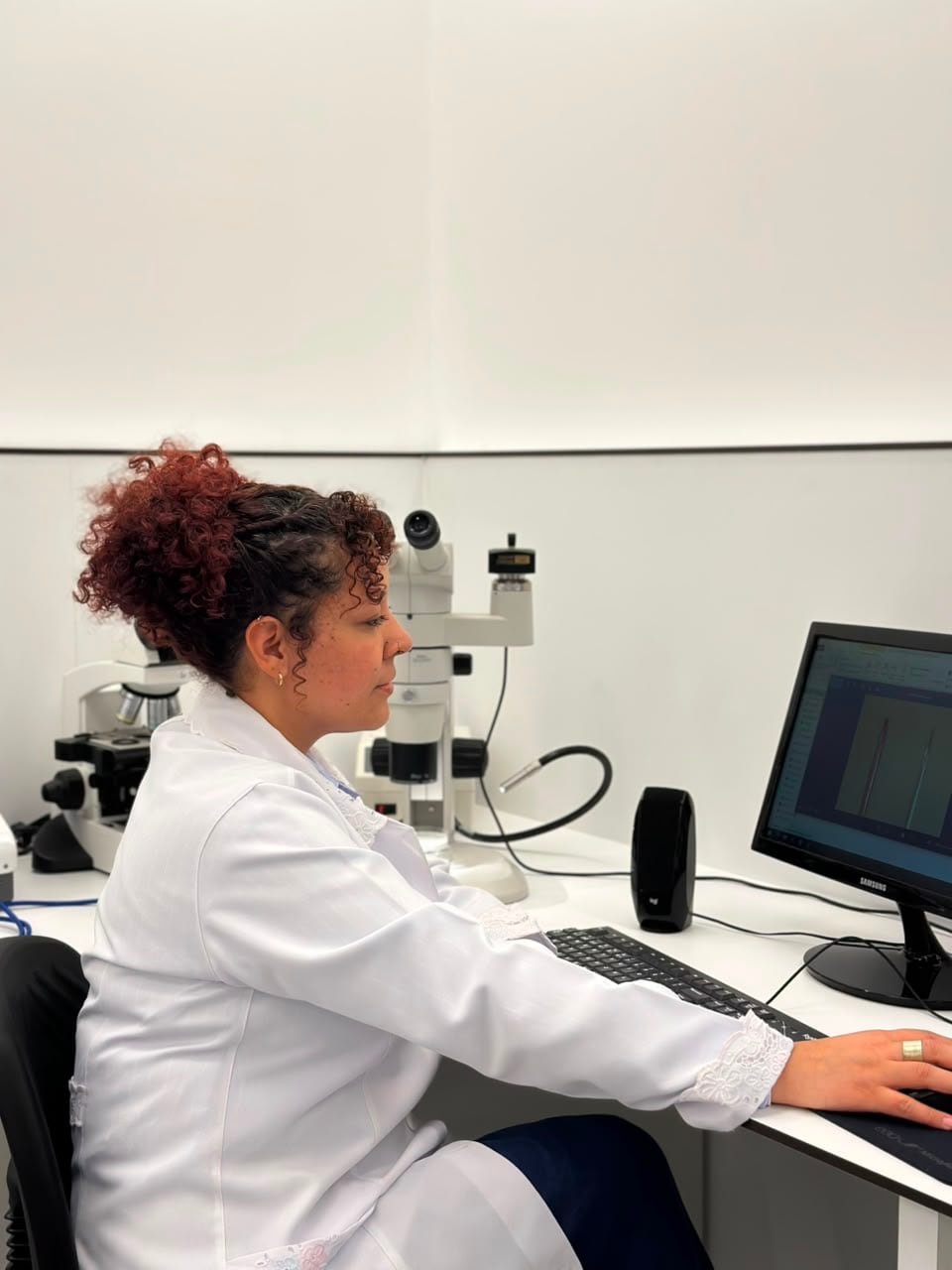 La doctora Marina Ribeiro lidera el desarrollo de un electrodo validado en modelos vegetales y veterinarios para tratar tumores inaccesibles