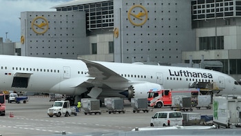 Pánico en vuelo Bogotá-Frankfurt cuando un hombre intentó abrir las puertas del avión en el aire: pasajero contó cómo evitó la tragedia