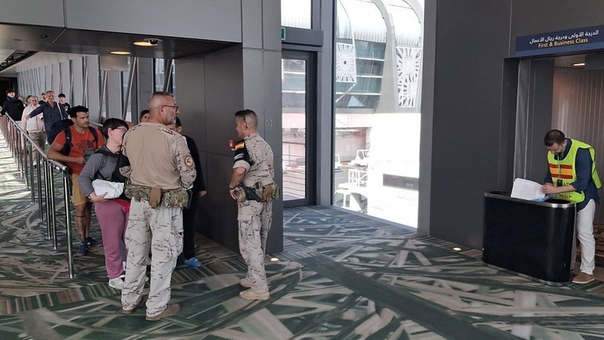 Embarque de los españoles evacuados desde Omán en la segunda misión del Ejército del Aire, el 6 de marzo de 2026. (Ministerio de Defensa)