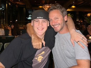 Padre e hijo, abrazados y