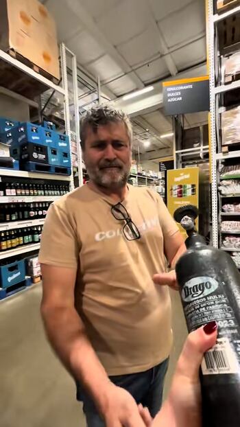 Carola y su padre en el supermercado con el matafuegos en el carrito