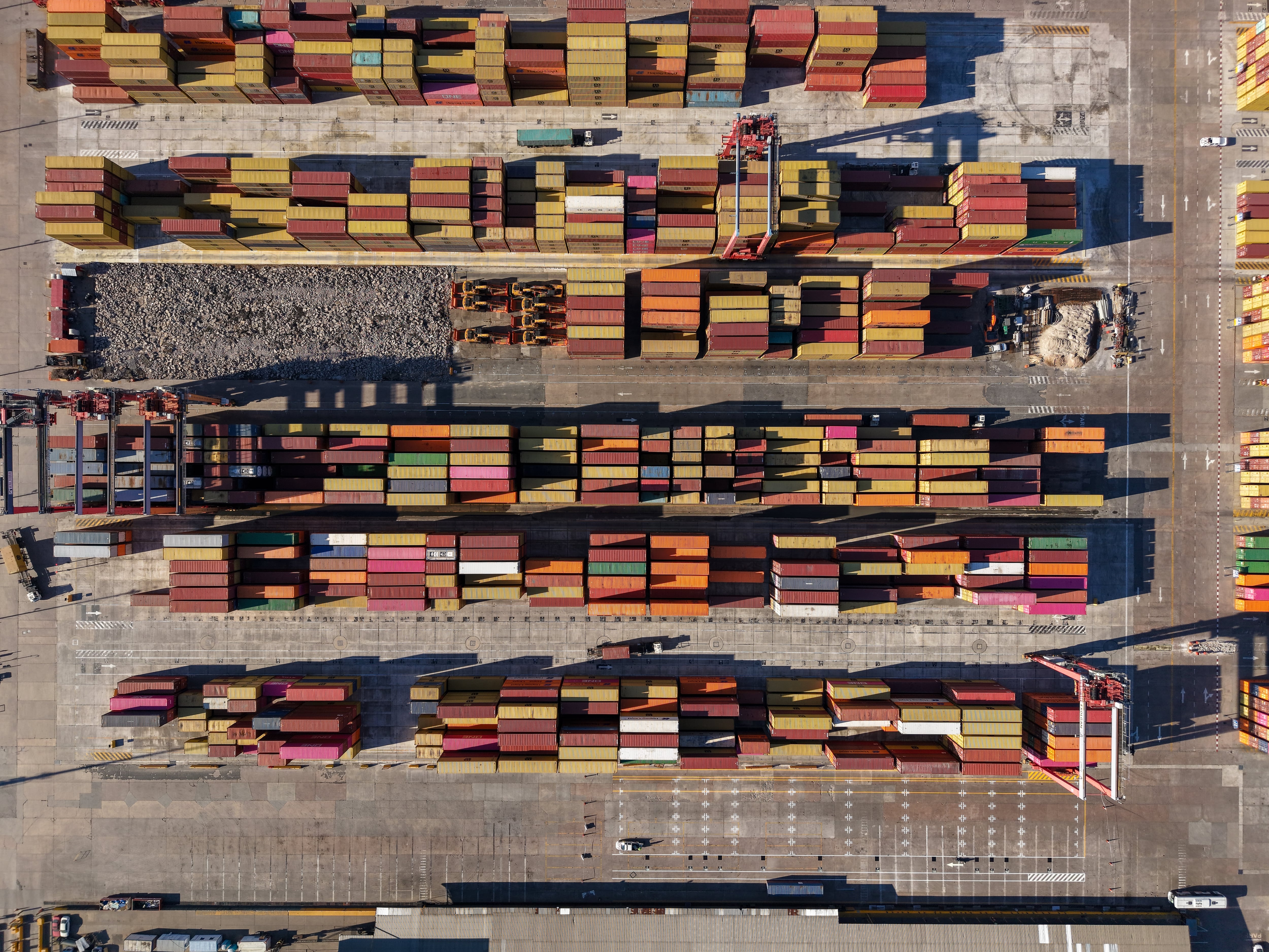 Hay una cadena logística que debe absorber mayores volúmenes, nuevos requisitos de certificación y plazos de tránsito cada vez más ajustados (Foto: Shutterstock)