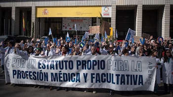 Cerca de 500 médicos exigen