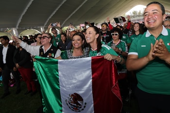 Clara Brugada y Claudia Sheinbaum presentes en el Fan Fest durante la inauguración del Mundial 2026. (CDMX)