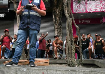 Un grupo de personas observan