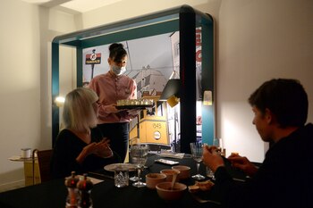 Los bares y restaurantes seguirán abiertos (Foto: REUTERS/Johanna Geron)