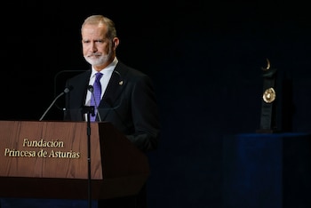 El rey Felipe VI interviene durante la ceremonia de entrega de los Premios Princesa de Asturias 2026 que se celebra este viernes en el Teatro Campoamor de Oviedo. (EFE/ Ballesteros)
