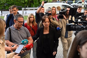 Una de las hermanas de Manuela Chavero a su llegada a un juicio en la Audiencia Provincial de Badajoz, a 13 de mayo de 2024 (Andrés Rodríguez - Europa Press)
