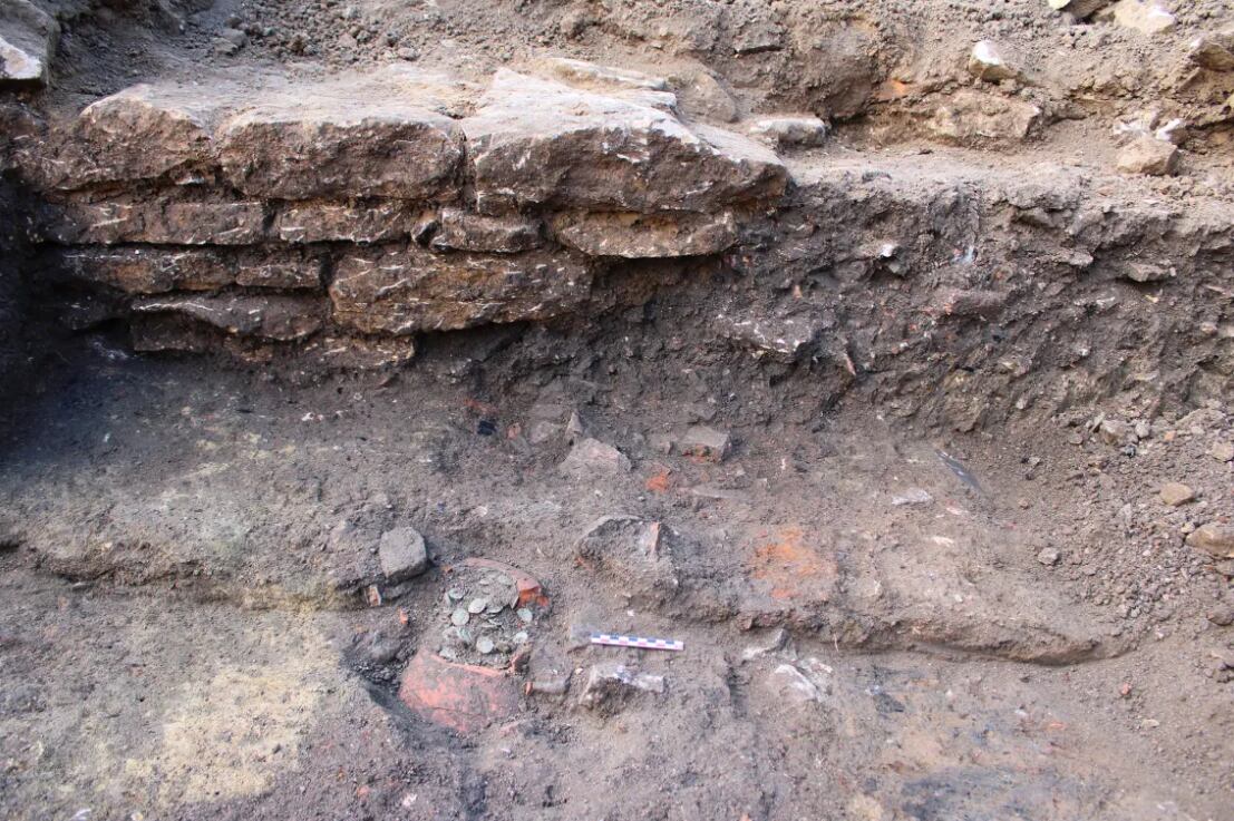 Las monedas emergieron de viviendas dotadas de suelo de cal y sistemas térmicos, en un sector privilegiado junto a la plaza central de la antigua ciudad (INRAP)