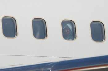 Un migrante venezolano reacciona tras