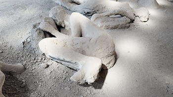 Identifican a un médico entre las víctimas de Pompeya: el hombre intentó escapar junto a su maletín