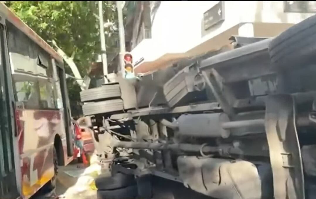 La camioneta terminó volcada sobre la cinta asfáltica.