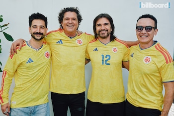Los cuatro artistas admitieron en la entrevista que Carlos Vives era el que mejor jugaba fútbol de todos ellos. Por su parte, Juanes admitió que evitaba practicar el deporte cuando estaba en el colegio - crédito cortesía Billboard