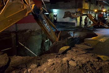 Un nuevo hundimiento en la colonia Pablo VI de Mixco obligó al cierre del tránsito peatonal y vehicular.