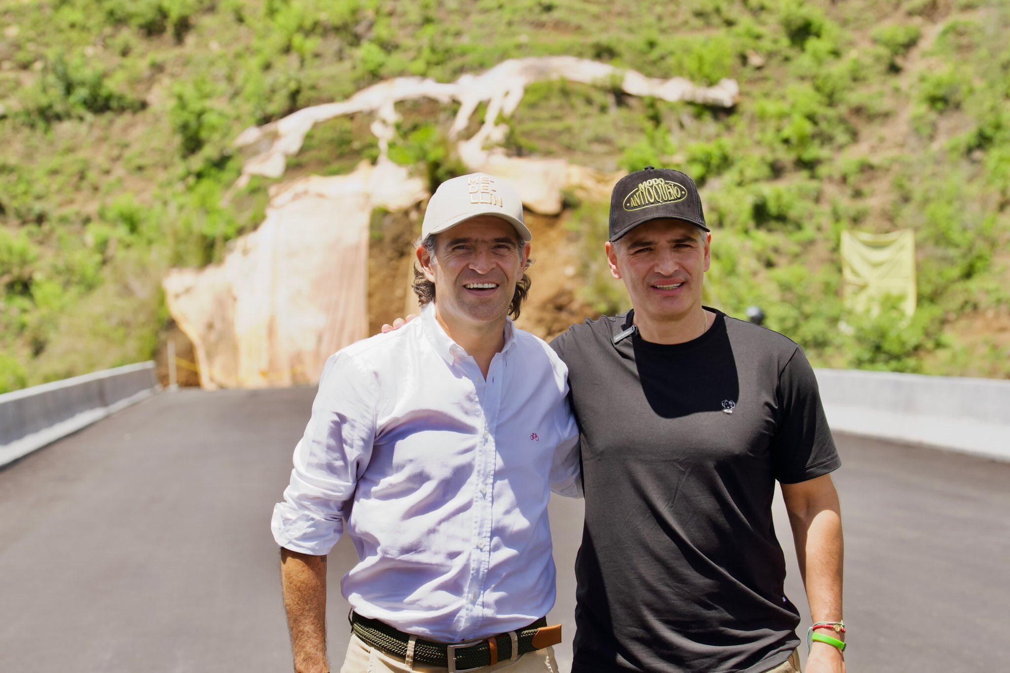 Alcalde de Medellín, Fico Gutiérrez, junto al gobernador de Antioquia, Andrés Julián Rendón, se unieron a un llamado de rechazo a la presencia de criminales en un acto presidencial - crédito @FicoGutierrez/X