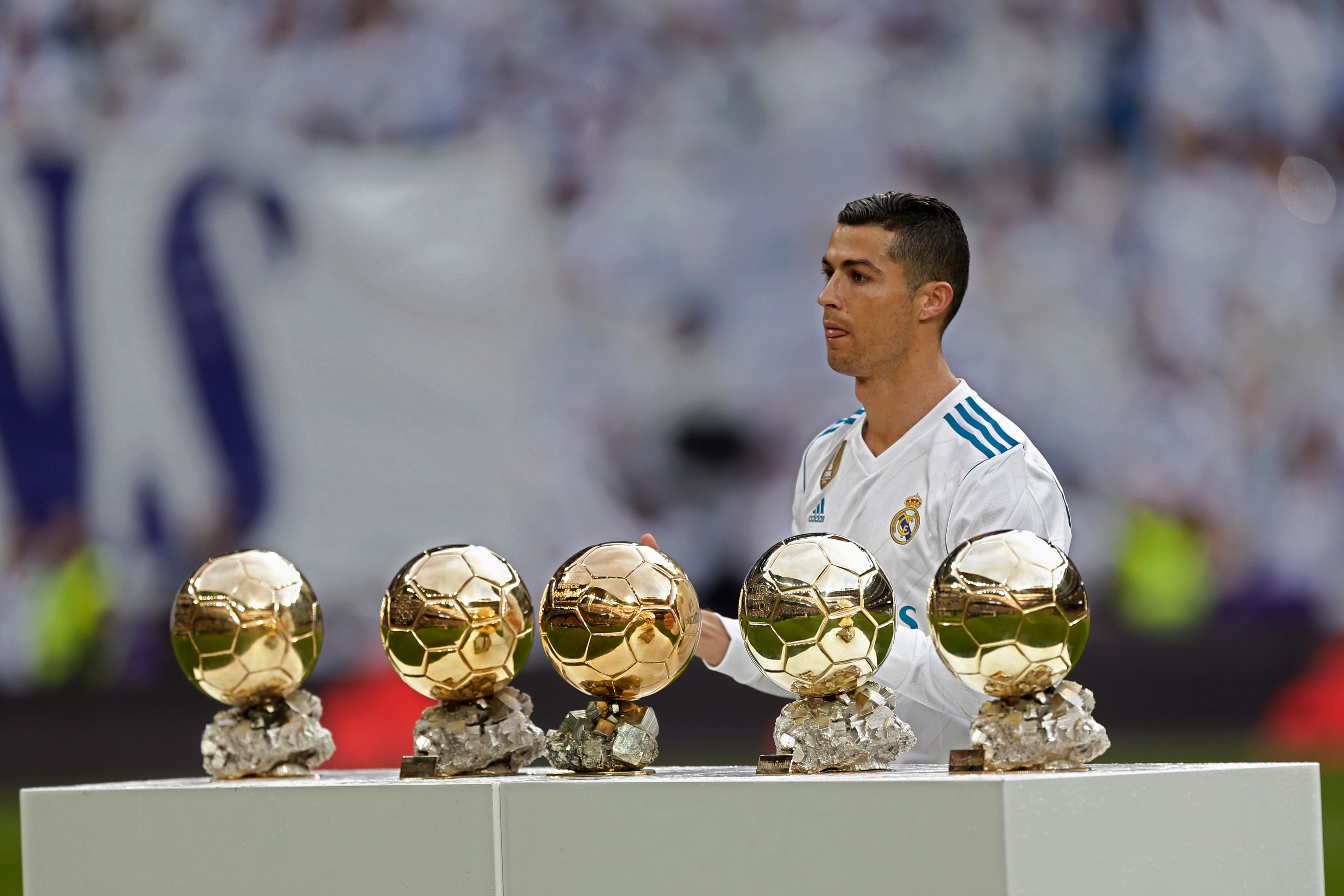 Cristiano Ronaldo con sus 5 balones de oro. (AP Foto/Francisco Seco)