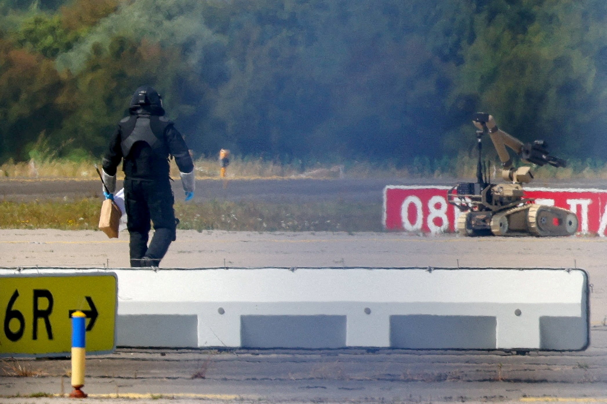 Las pesquisas indican que el atentado contra el avión Antonov ucraniano no se concretó por una falla en el detonador del dron cargado de explosivos. (REUTERS/Axel Schmidt/Archivo)
