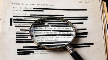 Un expediente impreso con franjas negras de censura y una lupa circular sobre el texto.