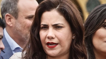 Andrea Llosa enfrenta duras críticas por supuesto caso armado.