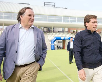 El concejal Jaime González Taboada, en un acto junto al alcalde José Luis Martínez-Almeida. (Jesús Hellín / Europa Press)