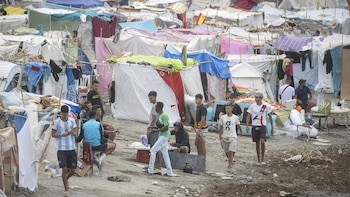 La Policía Nacional inicia el traslado de centenares de migrantes de la playa de Benítez hacia el CATE de Ceuta