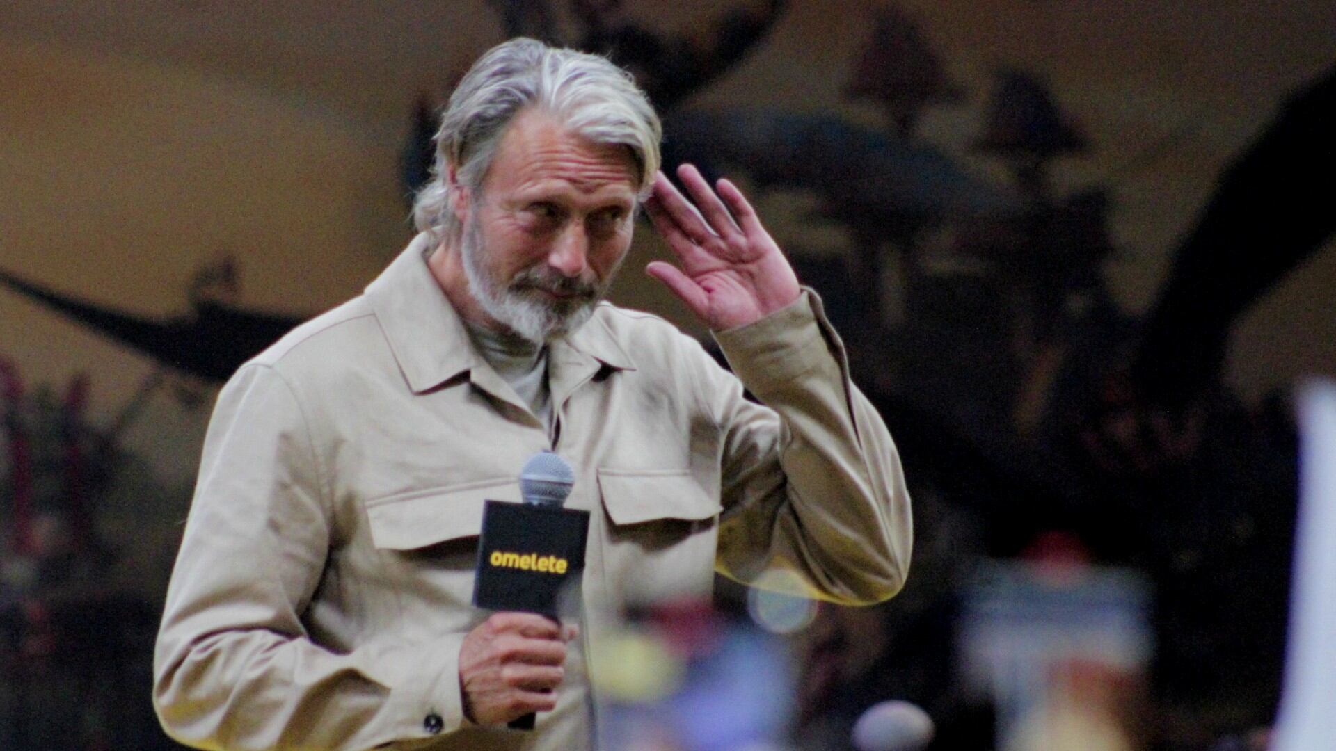 Mads Mikkelsen en la CCXPMX25. | Foto: Mariana Campos, Infobae México.