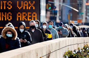 Este balance a las 20.00 hora local (01.00 GMT del jueves) es de 1.455 muertes más que el martes y de 57.075 nuevas infecciones. EFE/EPA/JUSTIN LANE/Archivo