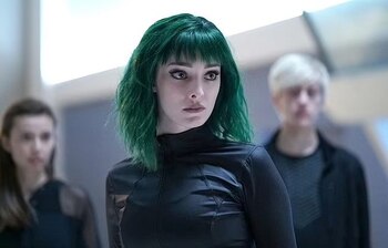 Emma Dumont como Polaris, hija