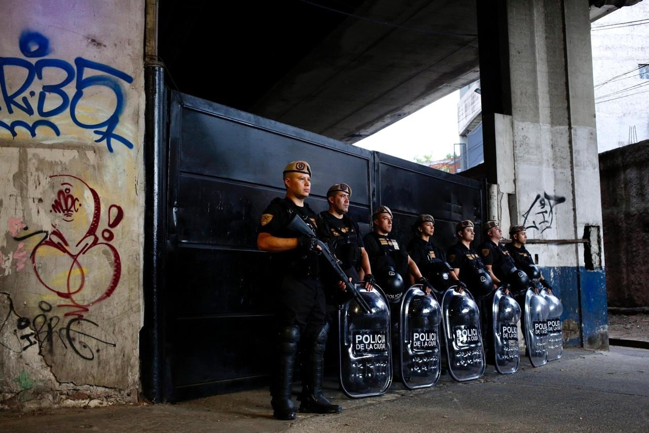 El operativo de desalojo en Ameghino al 1000 incluyó la participación de 20 agentes, maquinaria especializada y el apoyo de la Policía de la Ciudad (GCBA)