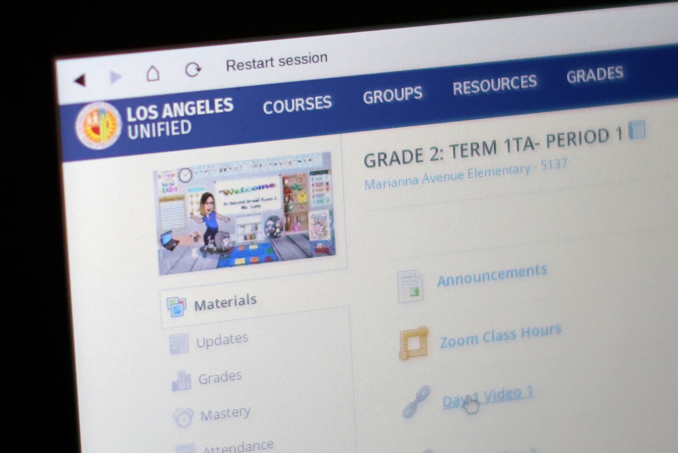 Las restricciones de pantallas en Los Ángeles contemplan excepciones para evaluaciones obligatorias, academia virtual y estudiantes con discapacidades (REUTERS/Lucy Nicholson)