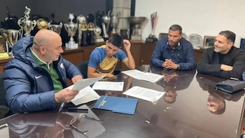 Piero Quispe al lado de