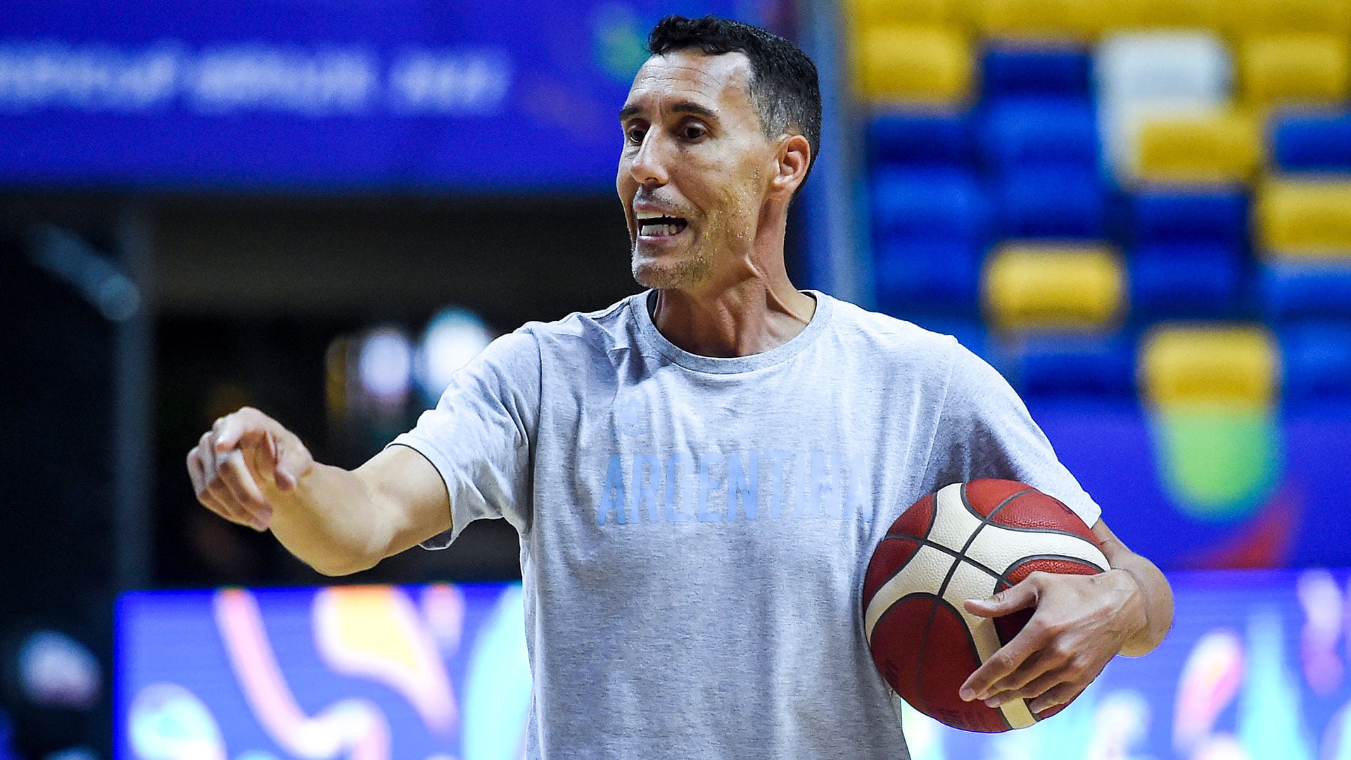 El entrenador principal Chris Finch confirmó que el nuevo rol de Pablo Prigioni se centrará en el liderazgo ofensivo. (Prensa CAB)