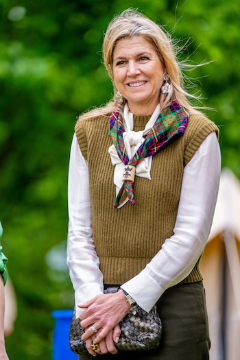 La reina Máxima de Holanda confía en la moda española para su aventurero look de scout (Grosby)