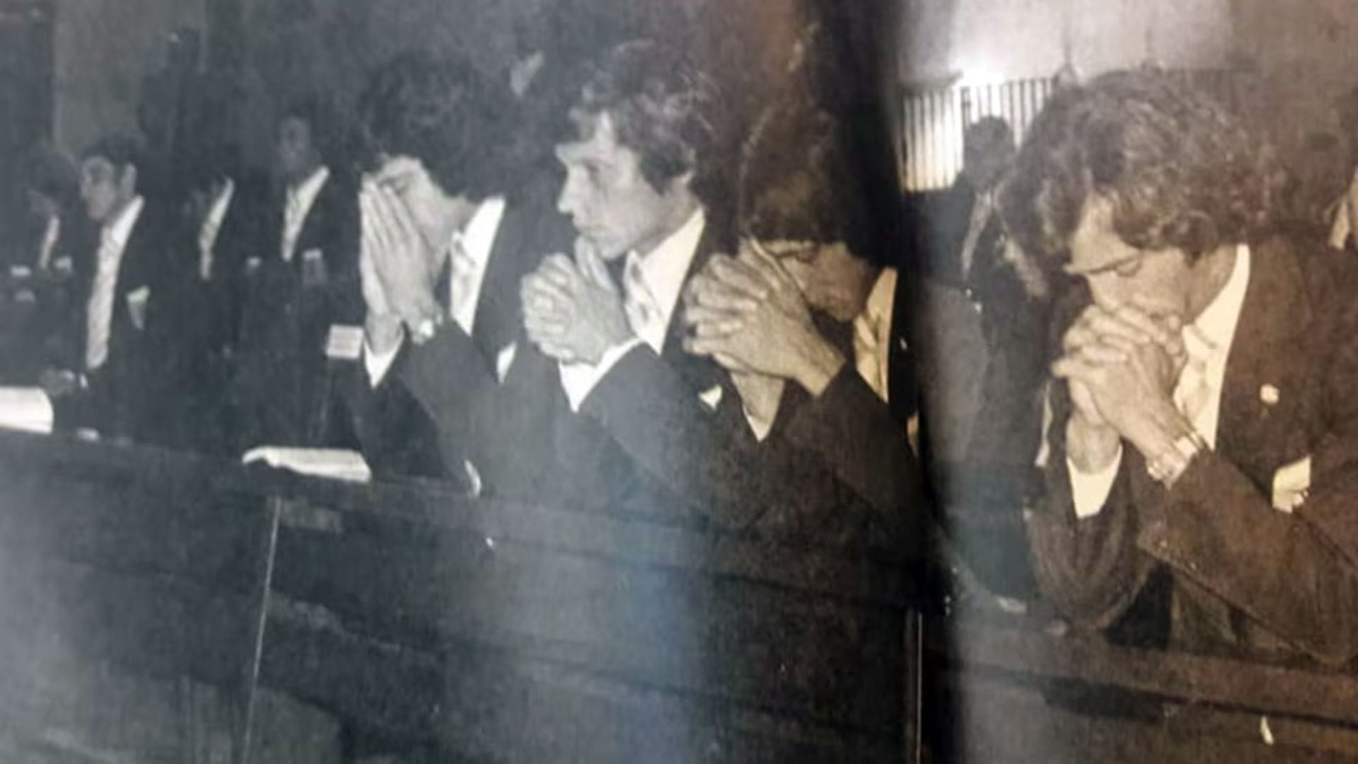 La misa por el fallecimiento de Perón, en Colonia, Alemania. Brindis, con la cara tapada. El último a la derecha es Quique Wolf